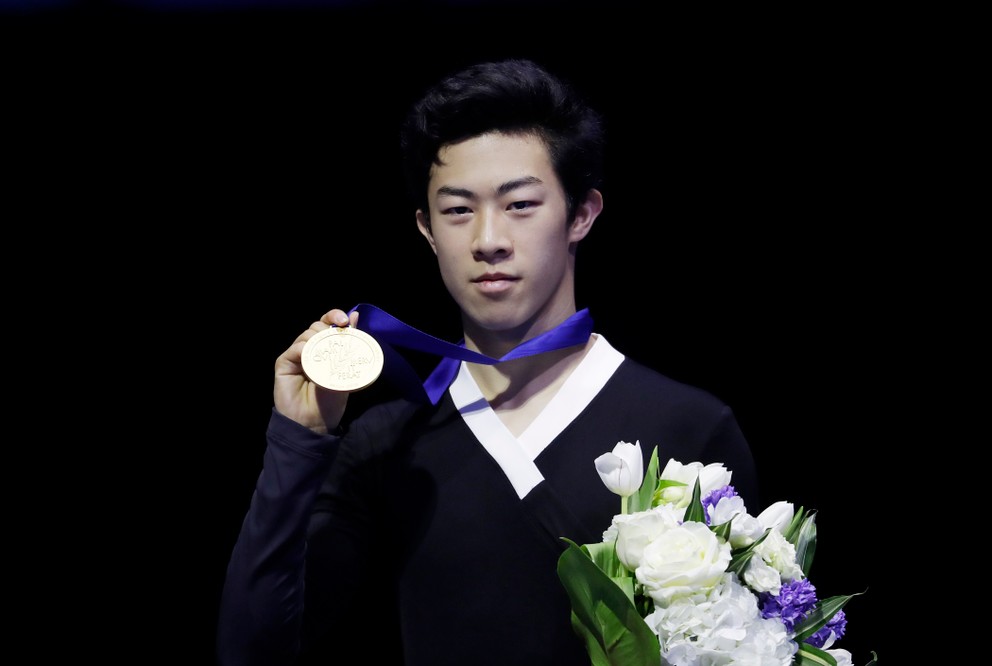 Nathan Chen pózuje so zlatou medailou.
