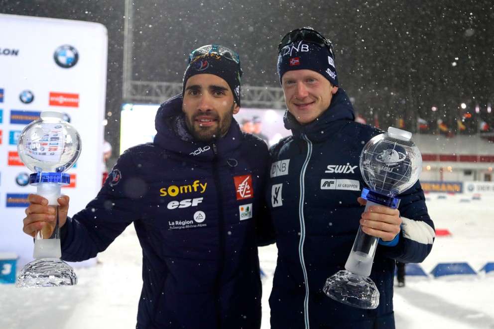 Francúz Martin Fourcade (vľavo) a Johannes Thingnes Boe z Nórska pózujú s trofejami.