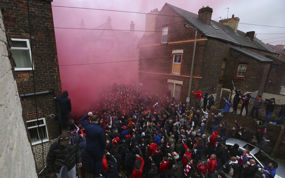 Správanie fanúšikov odsúdilo aj vedenie Liverpoolu.