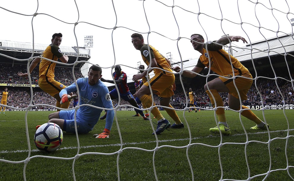 James Tomkins (vľavo) z Crystal Palace strieľa gól do siete súpera.