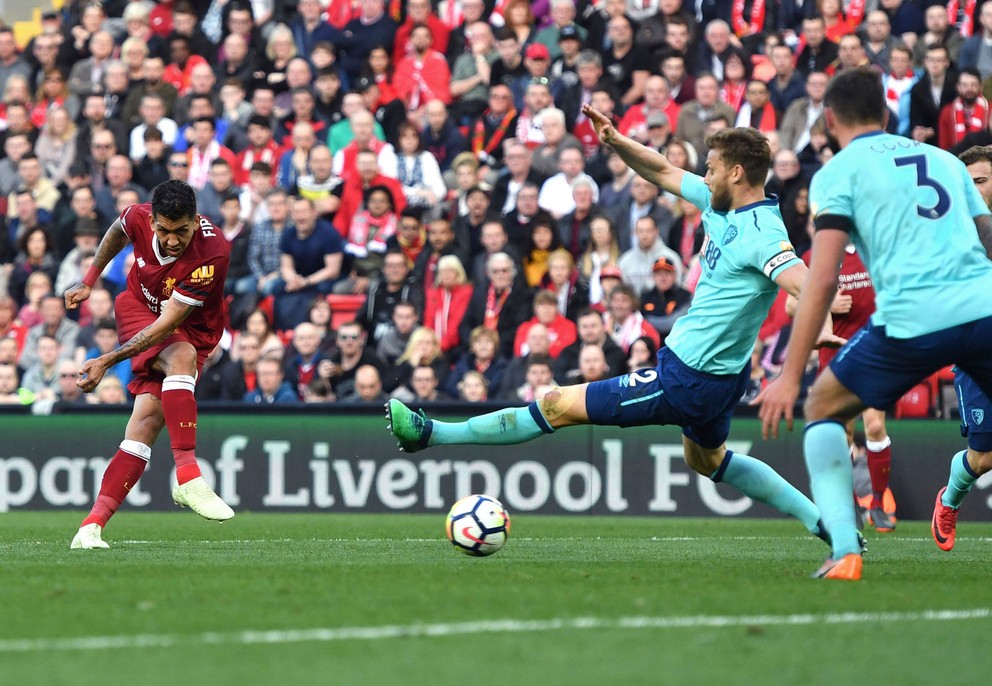 Roberto Firmino (vľavo) strieľa tretí gól svojho tímu.