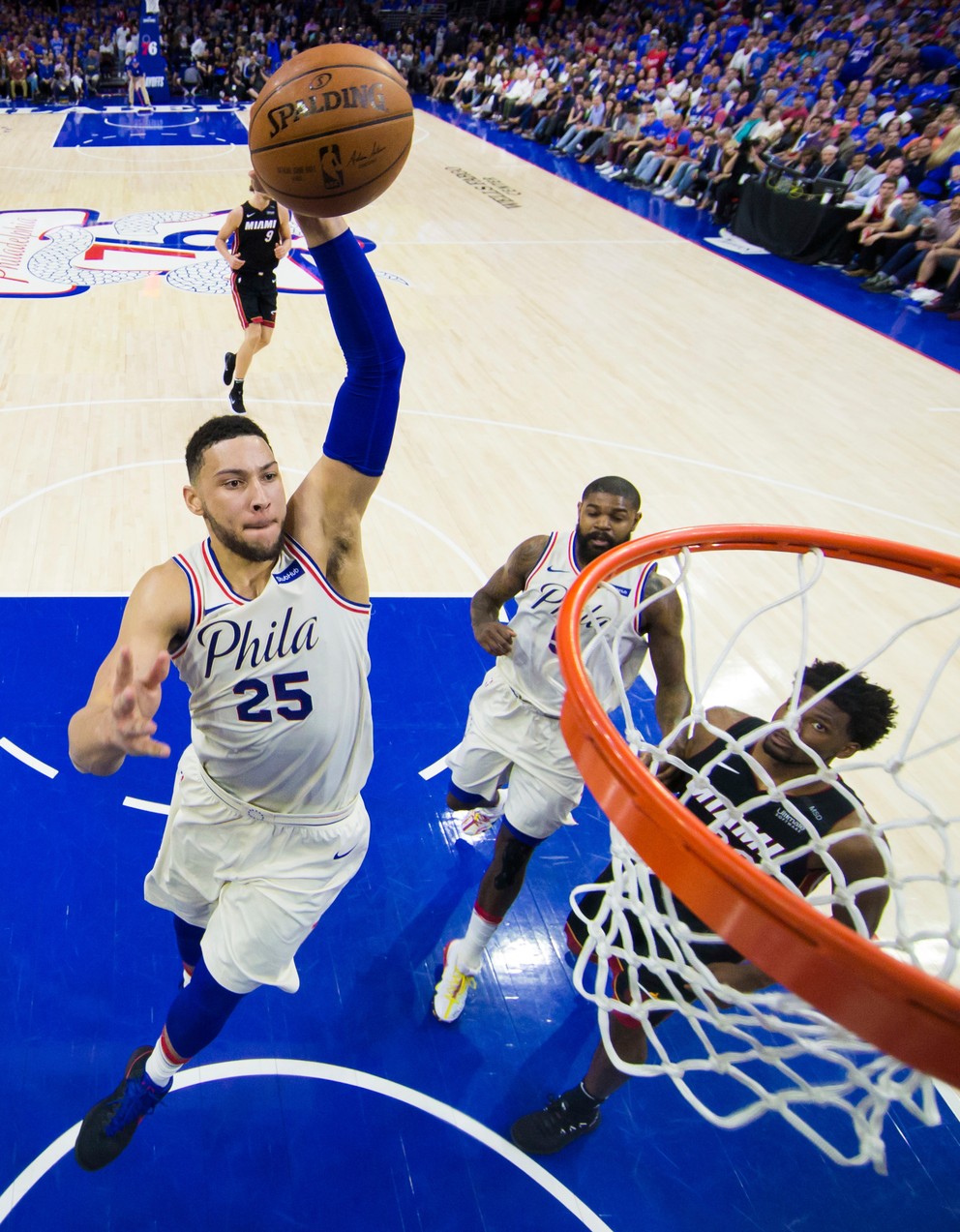 Ben Simmons (vľavo) z Philadelphie smečuje v zápase proti Miami.