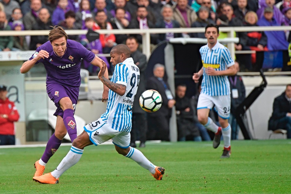 Futbalista Fiorentiny Federico Chiesa (vľavo) strieľa spoza hráča Spalu Evertona.