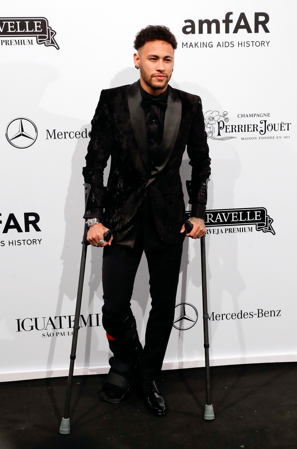 Neymar momentálne chodí iba za pomoci bariel.