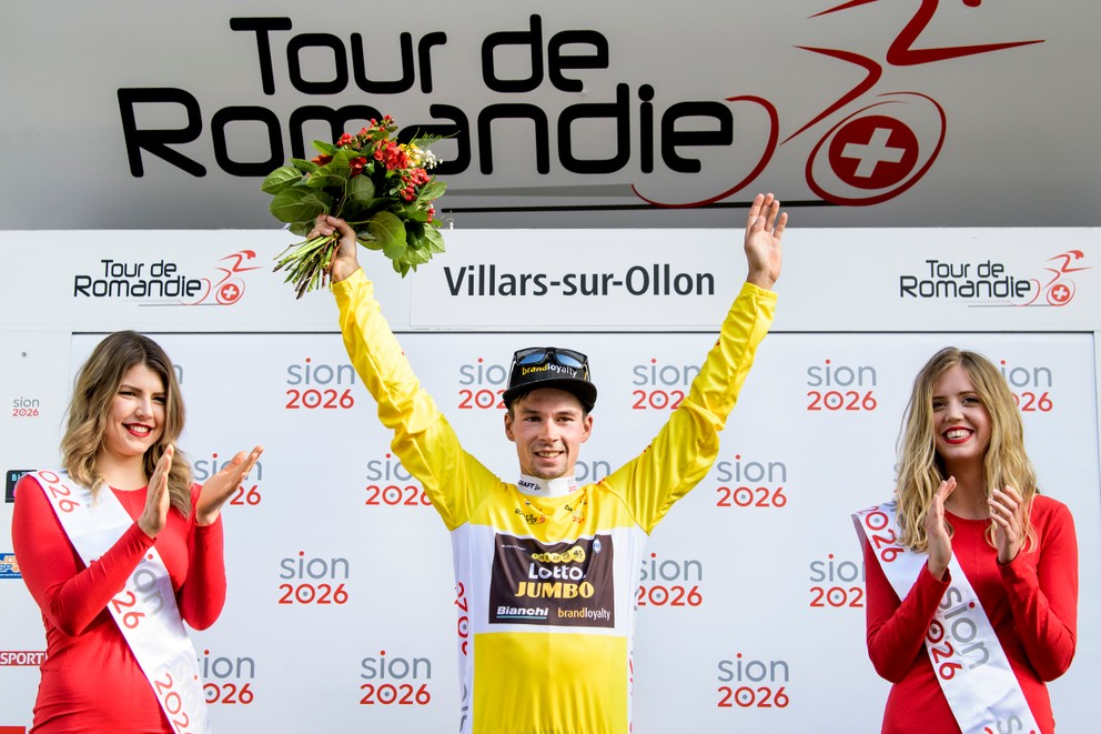 Slovinský cyklista Primož Roglič v drese pre celkového lídra.