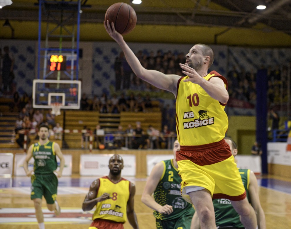 Stanislav Baldovský z Košíc (v popredí) počas druhého finálového zápasu.