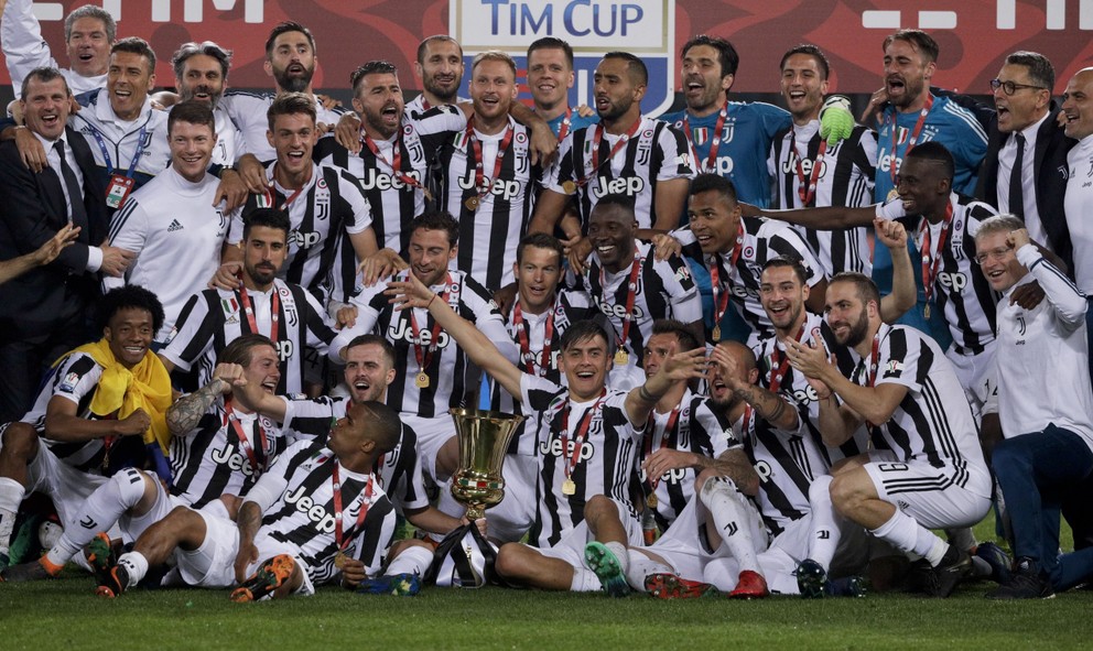 Futbalisti Juventusu pózujú s víťaznou trofejou.