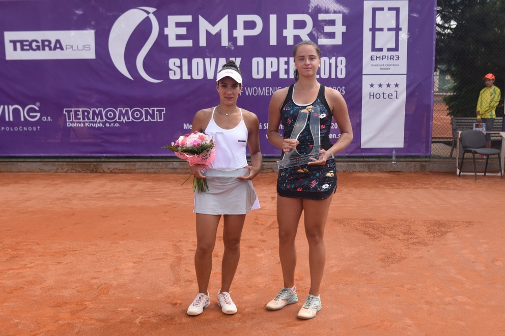 Slovenská tenistka Viktória Kužmová vyhrala nad Paraguajčankou Veronicou Cepedeovou-Roygovou (vľavo).