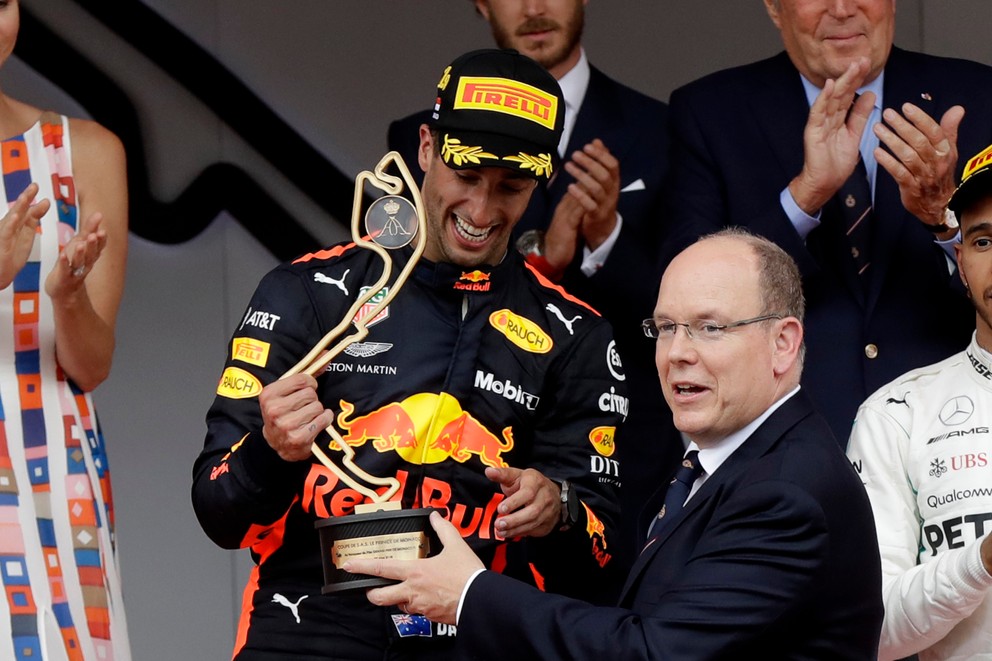 Daniel Ricciardo dostáva trofej od monackého kniežaťa Alberta II: