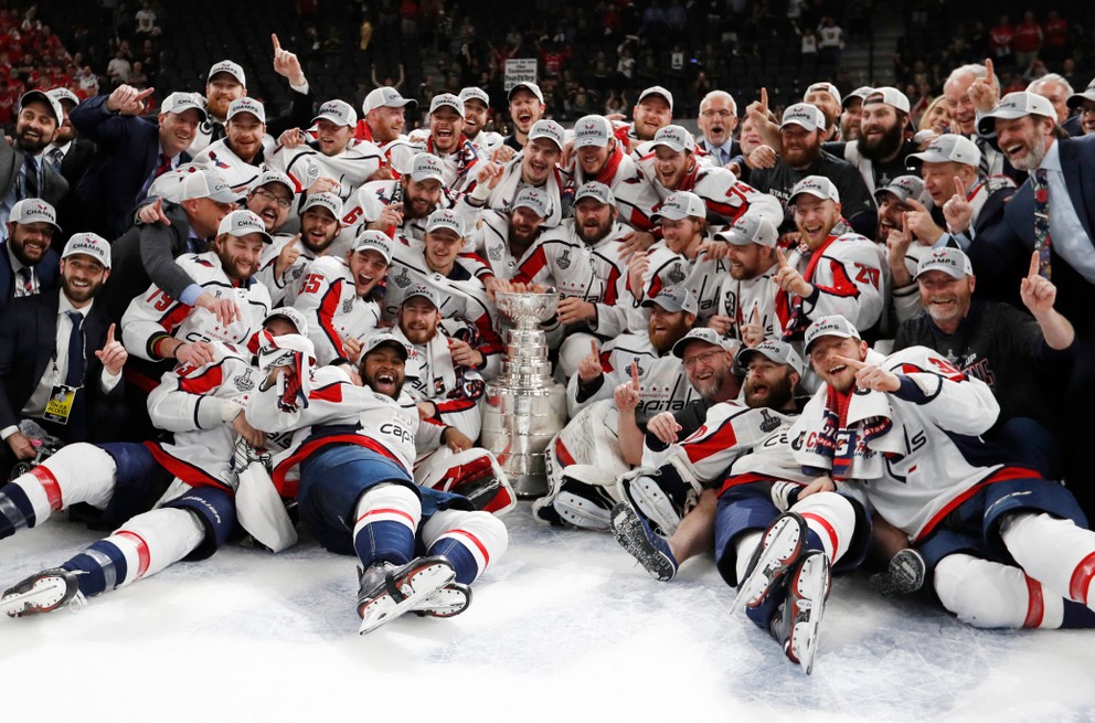 Washington oslavuje triumf v piatom finálovom zápase NHL a zisk Stanleyho pohára.
