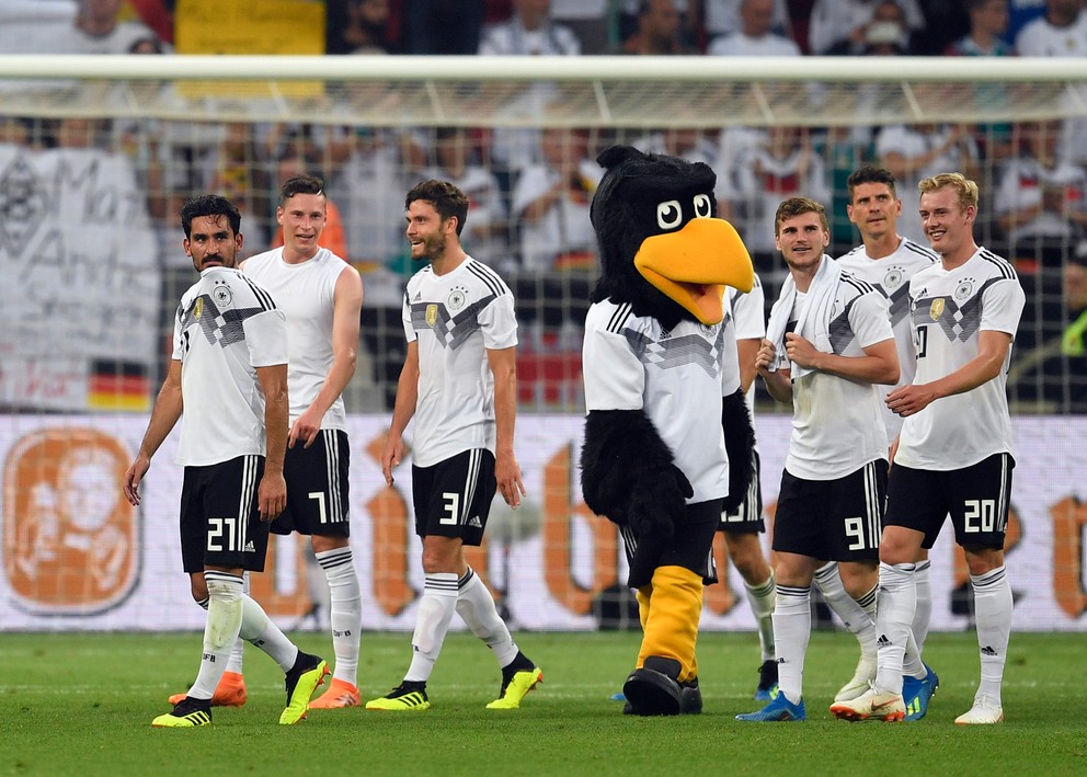 Futbalisti Nemecka opúšťajú trávnik po víťazstve nad Saudskou Arábiou.