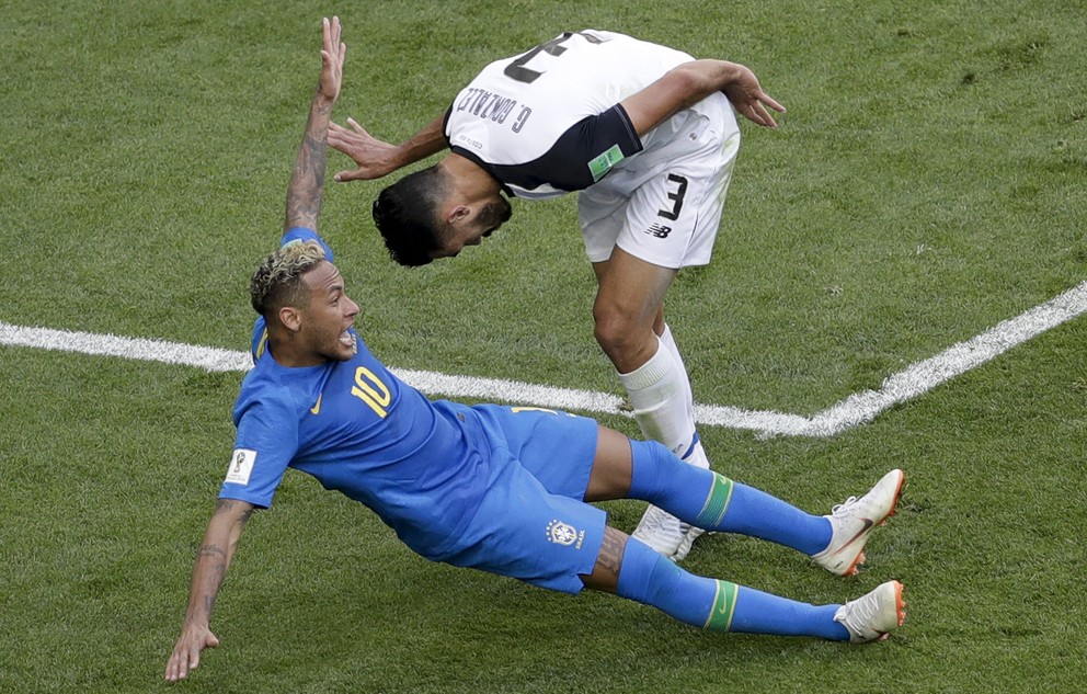 Neymar si žiada pokutový kop.