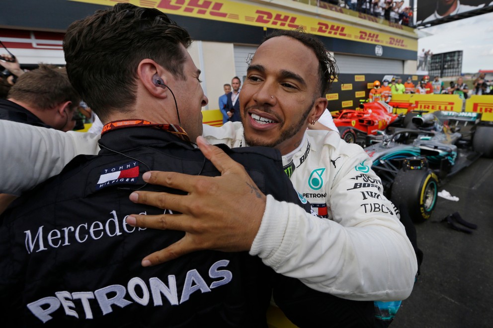 Lewis Hamilton oslavuje víťazstvo na Veľkej cene Francúzska.