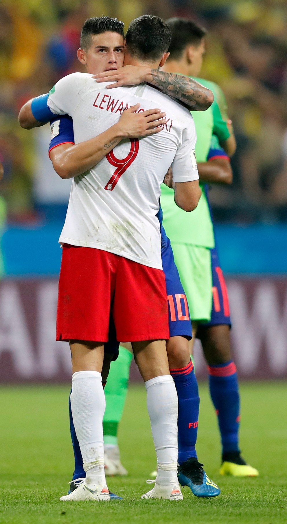 James Rodríguez objíma Roberta Lewandowského.