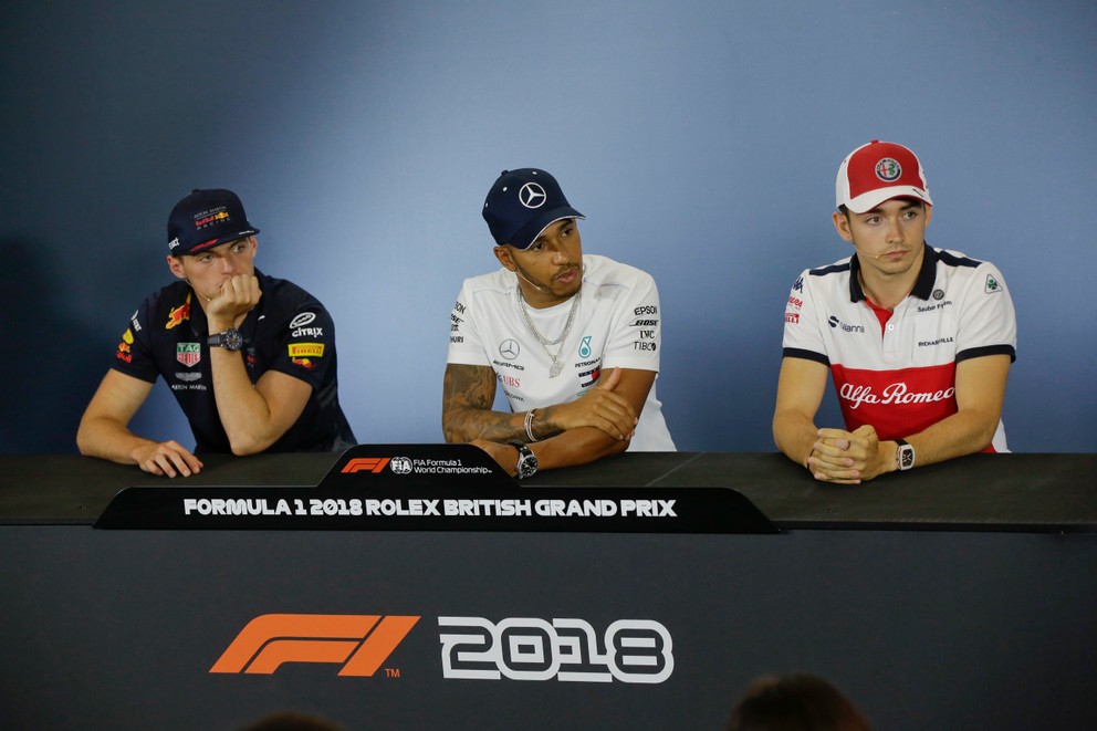 Lewis Hamilton (v strede) je najväčším favoritom na triumf vo Veľkej Británii.