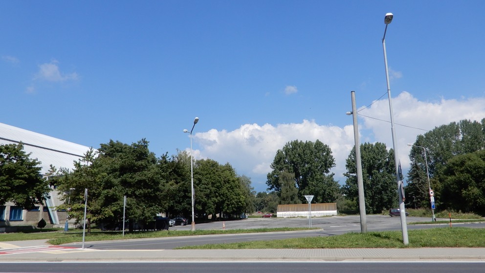 Na snímke pozemok vedľa Zimného štadióna v Poprade, kde by sa mala od septembra stavať nová tréningová hala. 
