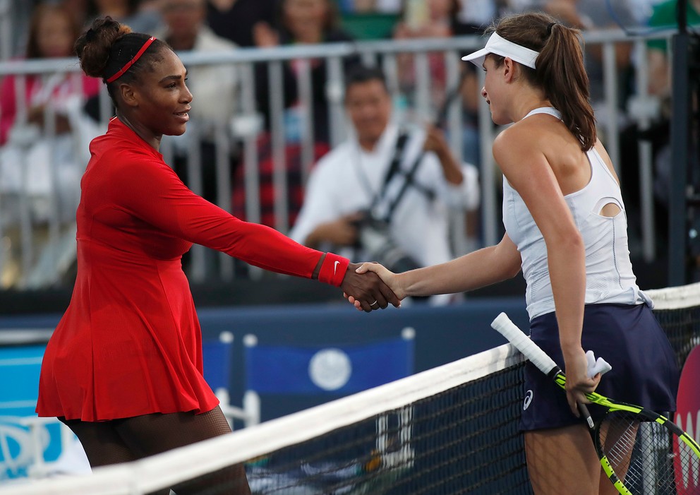 Serena Williamsová blahoželá Johanne Kontovej.