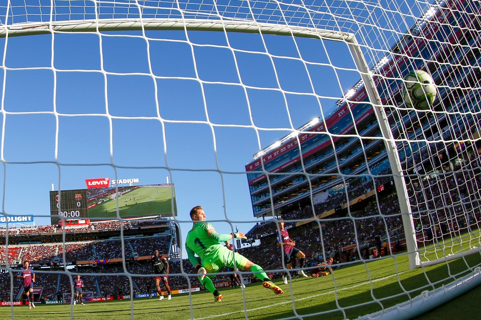 Víťazný gól AC Milána strelil Andre Silva (vpravo).