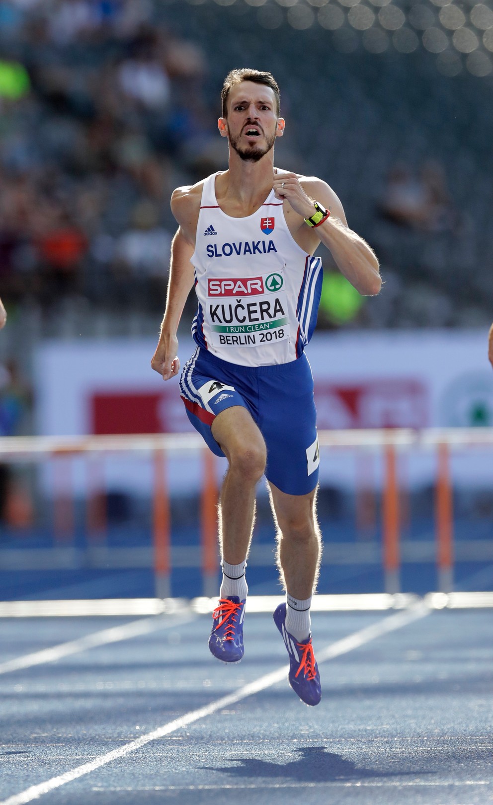 Slovenský atlét Martin Kučera počas rozbehov mužov na 400 m prek.