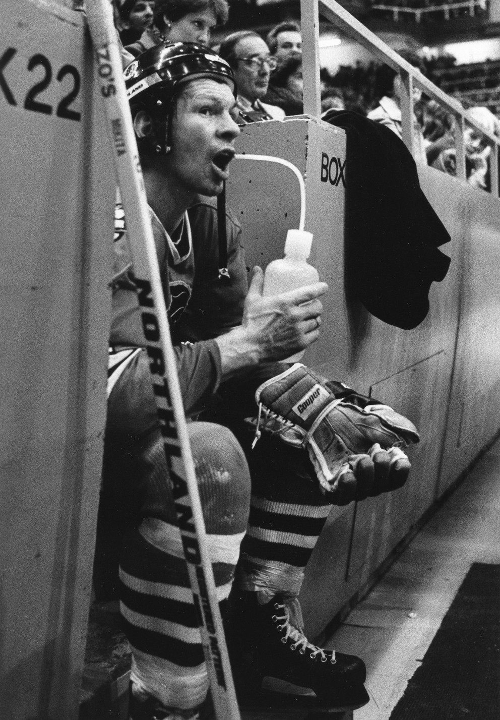 Stan Mikita v zápase NHL proti Torontu v roku 1979.