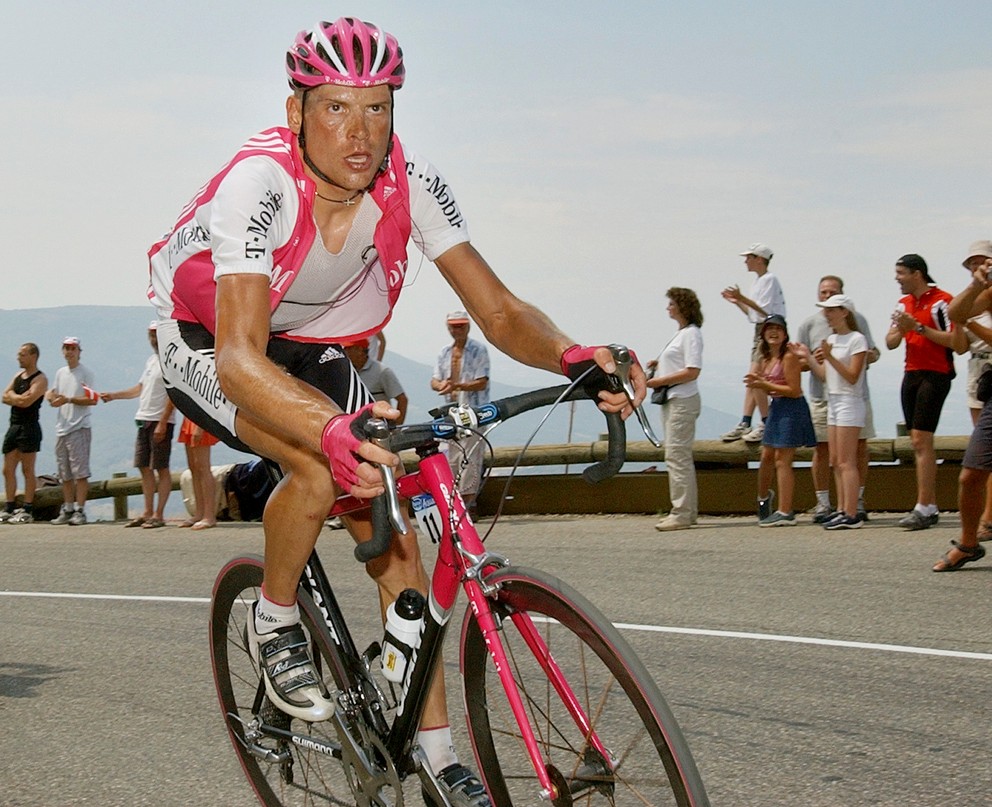 Jan Ullrich na archívnej snímke z roku 2004 ako líder tímu T-Mobile na Tour de France.