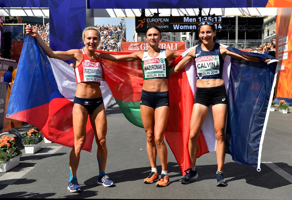 Víťazka maratónu Volha Mazuronaková (uprostred), druhý Clémence Calvinová (vpravo) a bronzová Eva Vrabcová-Nývltová (vľavo).