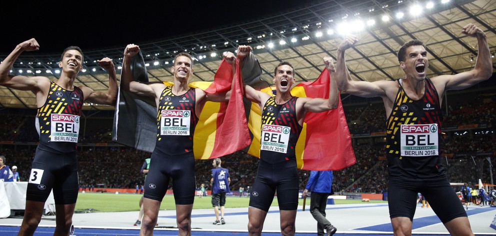Belgická štafeta v zložení zľava Jonathan Borlée, Dylan Borlée, Kevin Borlée a Jonatha Sacoor sa raduje v cieli zo zisku zlata v štafete mužov na 4x400m.