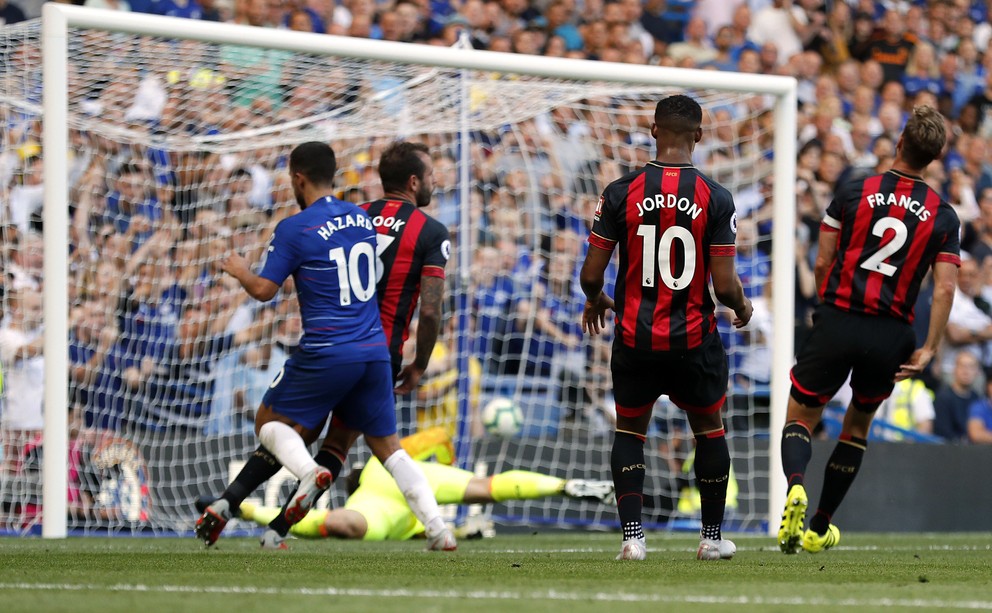 Eden Hazard (vľavo) strieľa druhý gól Chelsea v zápase.