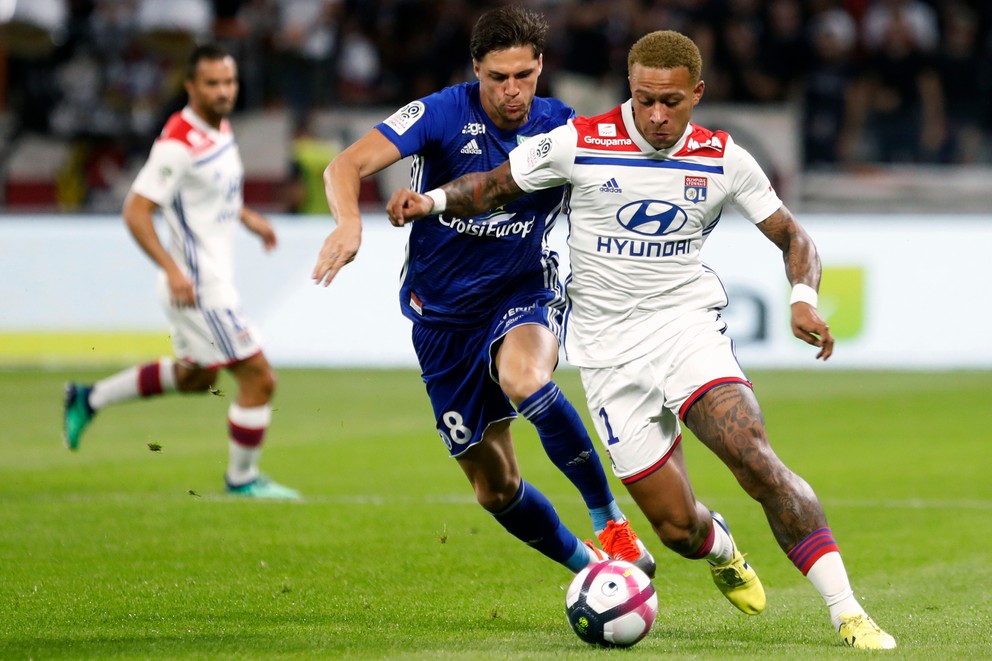 Memphisovi Depayovi (vpravo) sa po príchode do Francúzska darí.