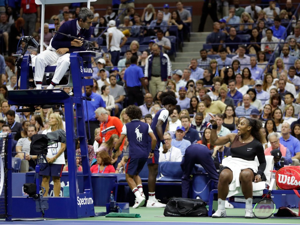 Serena Williamsová (vpravo) sa prakticky počas celého druhého setu hádala s rozhodcom Carlosom Ramosom.