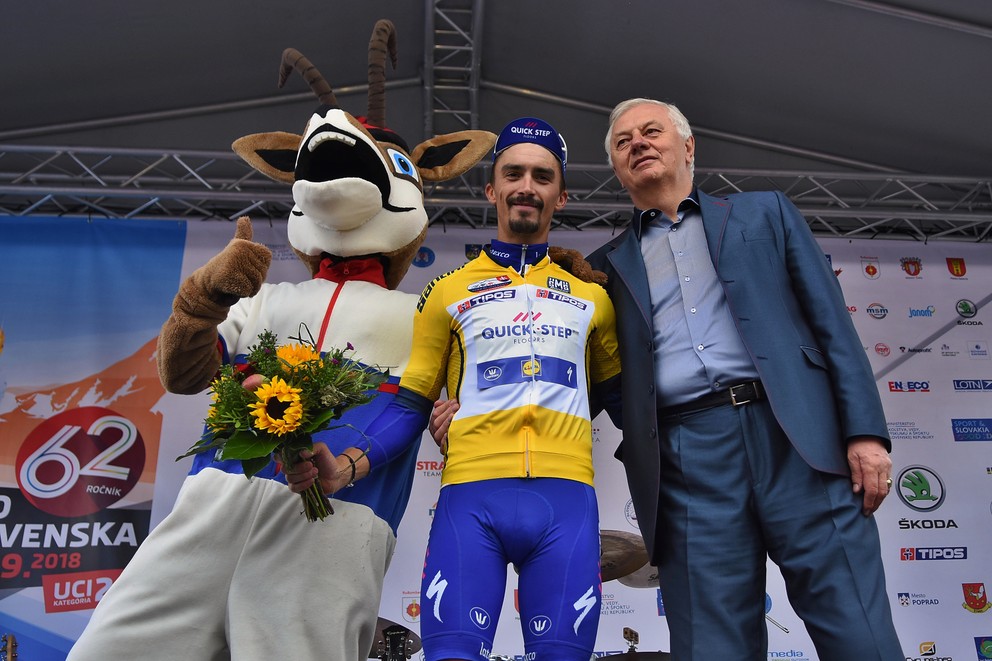 Julian Alaphilippe v drese celkového lídra.