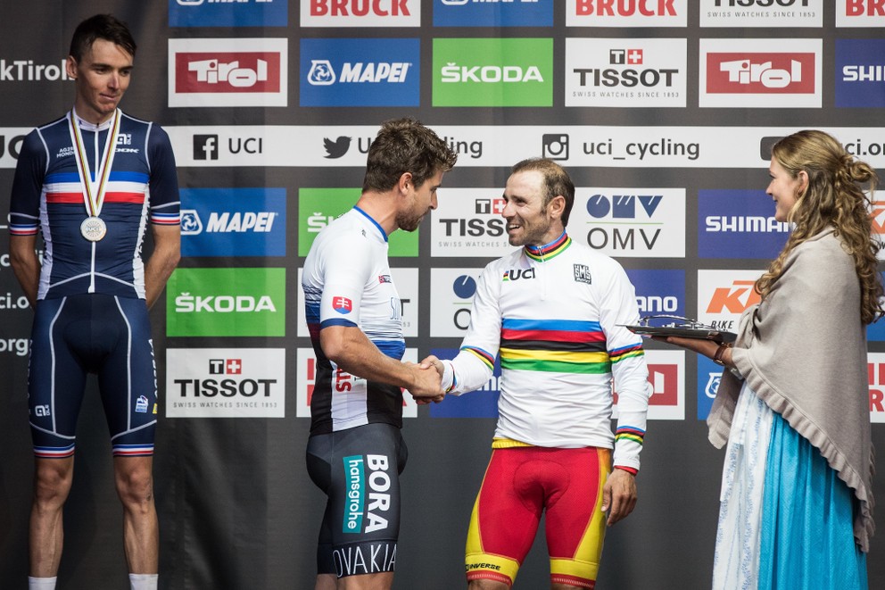 Peter Sagan (vľavo) odovzdal zlatú medailu novému majstrovi sveta - Alejandrovi Valverdemu.