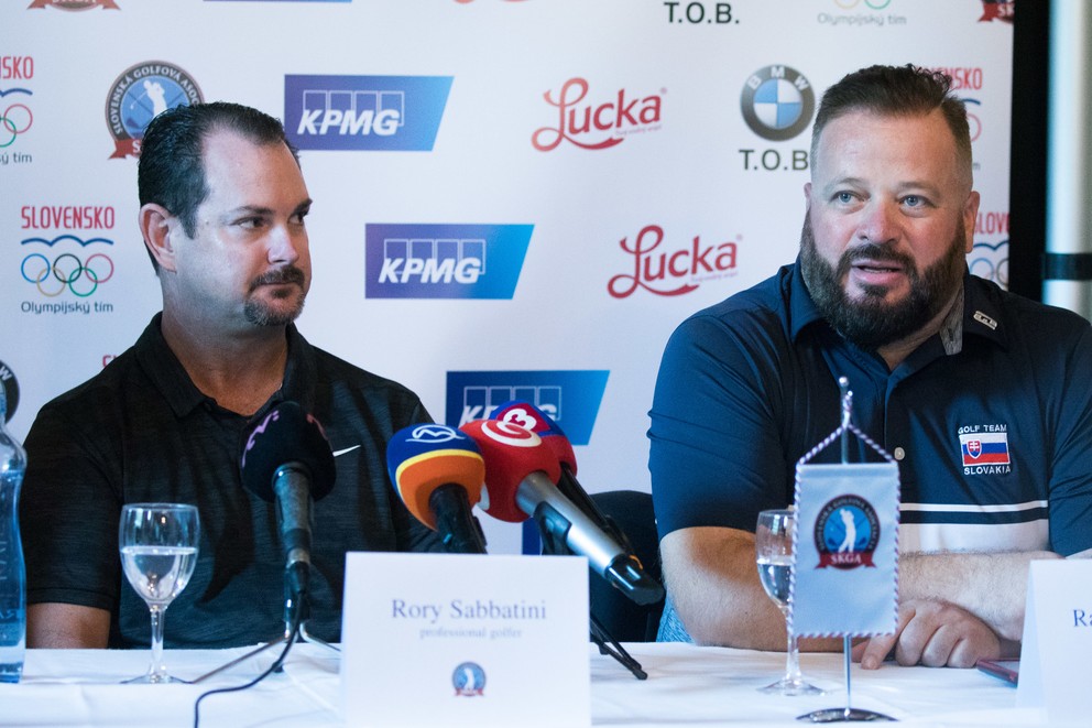 Zľava: Profesionálny golfista Rory Sabbatini a viceprezident SKGA Rastislav Antala počas tlačovej konferencie Slovenskej golfovej asociácie (SKGA) a Slovenského olympijského výboru (SOV).