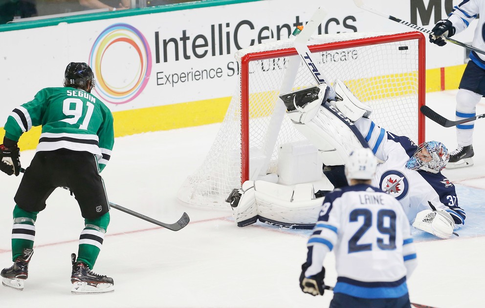 Tyler Seguin (vľavo) z Dallasu skóruje do siete Winnipegu.