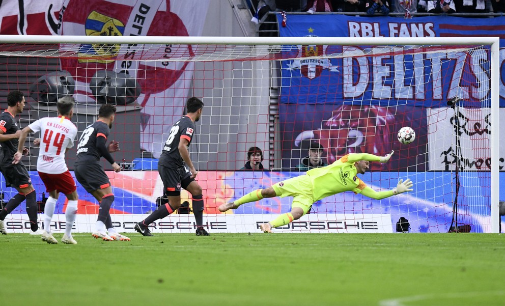 Kevin Kampl (vľavo) strieľa otvárací gól Lipska v zápase.