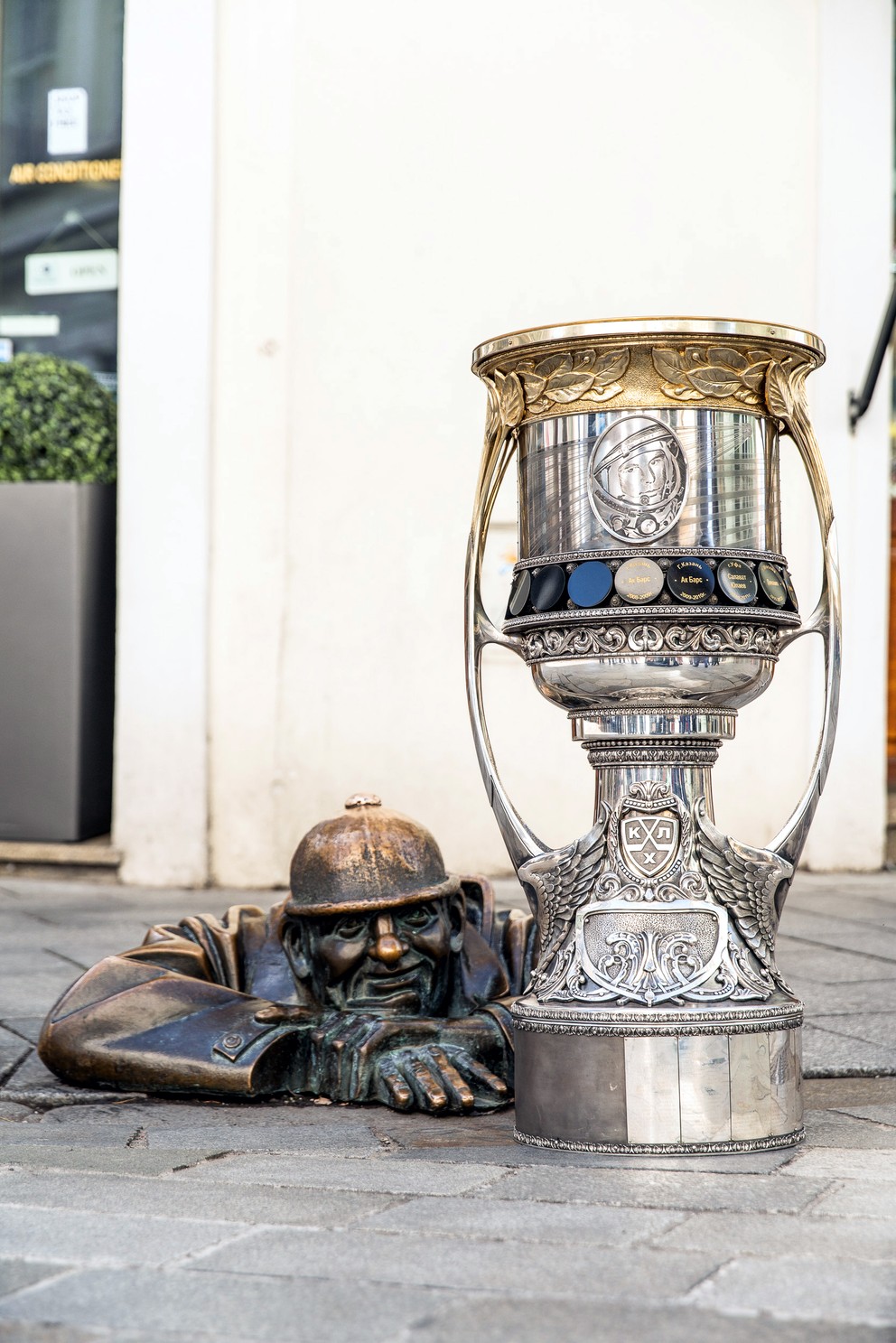 Slávny Gagarinov pohár - trofej pre víťaza Kontinentálnej hokejovej ligy pri soche legendárneho Čumila na križovatke ulíc Laurinská, Panská a Rybárska brána.