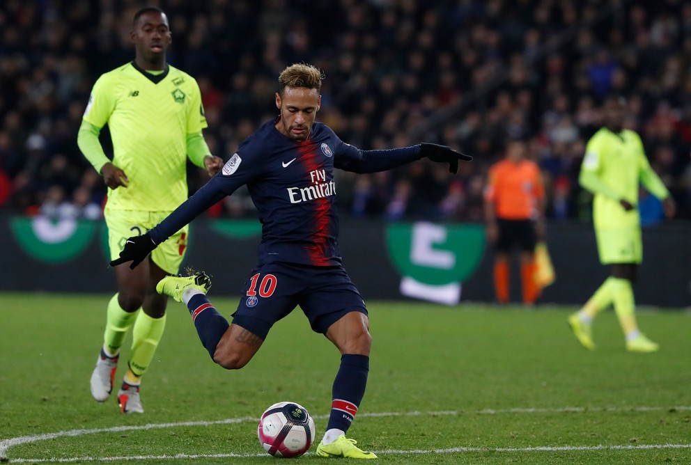 Neymar strieľa gól do siete Lille.