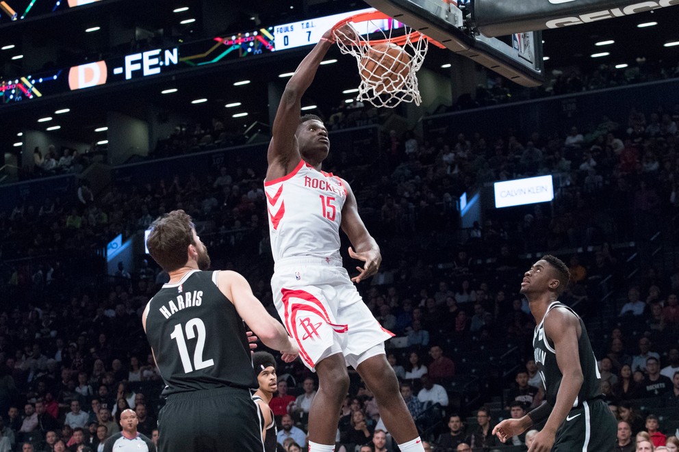 Hráč Houstonu Clint Capela smečuje v zápase proti Brooklynu.