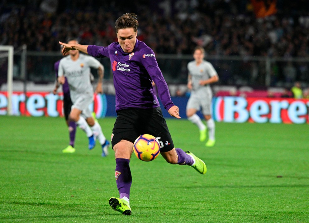 Hráč Fiorentiny Federico Chiesa strieľa na bránu v zápase proti AS Rím.