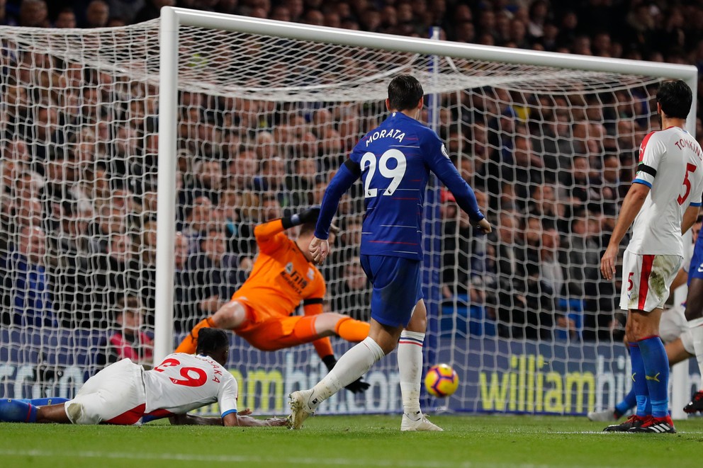 Álvaro Morata (s číslom 29) skóruje do siete Chelsea.