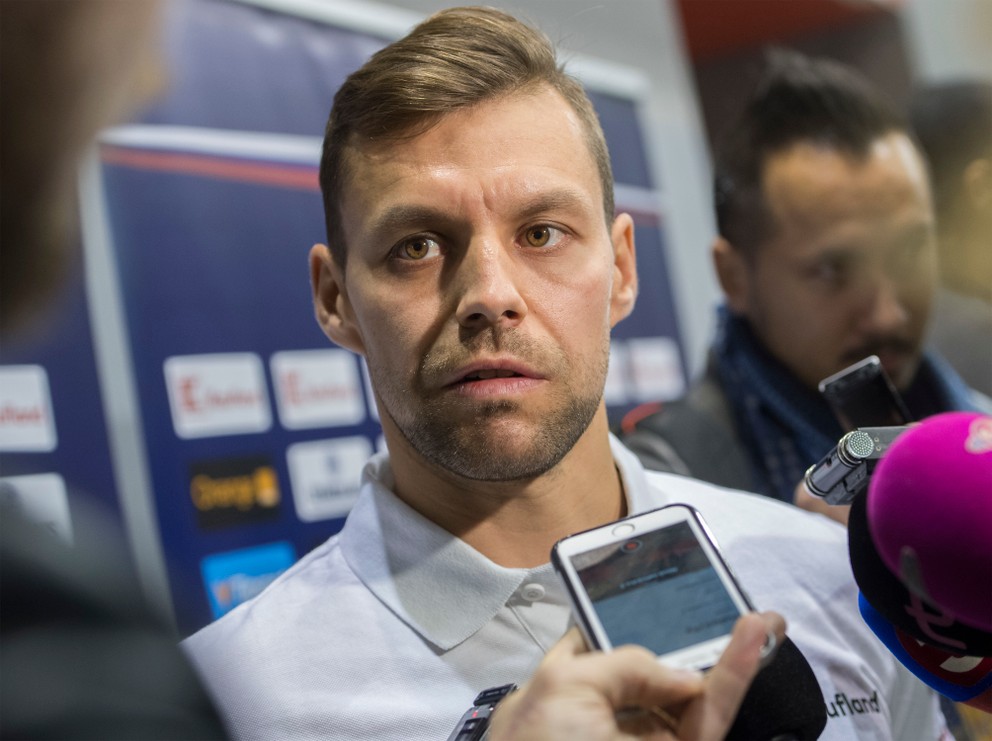 Na snímke slovenský reprezentant Rastislav Špirko počas rozhovoru s novinármi po príchode na zraz hokejovej reprezentácie pred Nemeckým pohárom 5. novembra 2018 v Bratislave.
