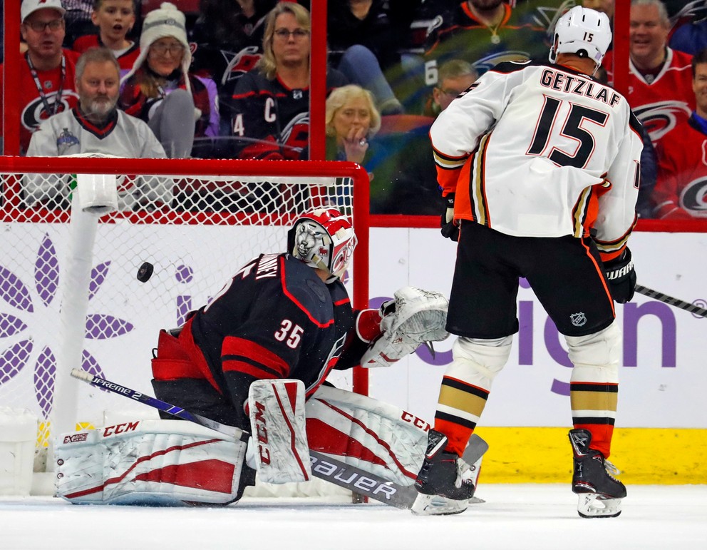 Ryan Getzlaf strieľa v predĺžení víťazný gól Anaheimu.