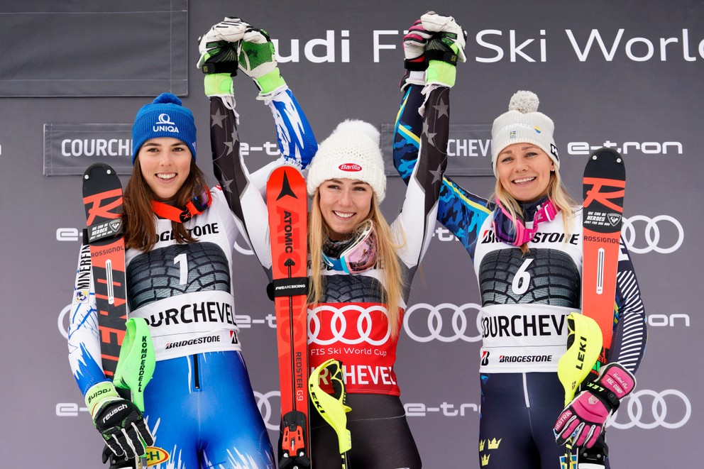 Mikaela Shiffrinová vyhrala slalom v Courcheveli pred Petrou Vlhovou a Fridou Hansdotterovou. 
