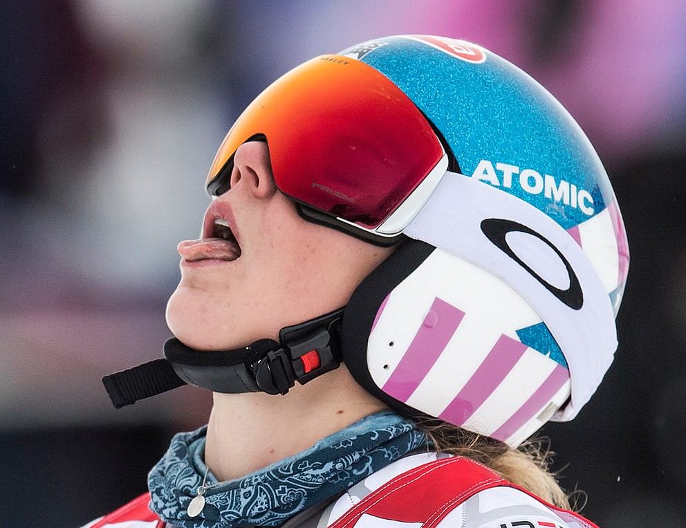 Mikaela Shiffrinová v cieli paralelného slalomu v St. Moritzi.