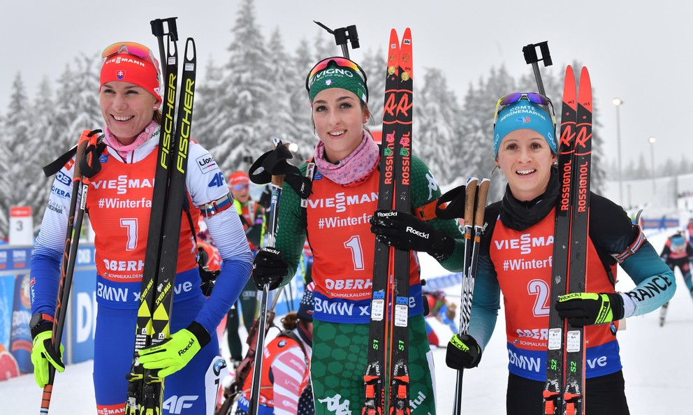 Talianka Lisa Vittozziová (uprostred) zvíťazila v stíhacích pretekoch na 10 km trati 4. kola Svetového pohára biatlonistiek 12. januára 2019 v nemeckom Oberhofe. Na druhom mieste skončila Slovenka Anastasia Kuzminová (vľavo) a tretia Francúzka Anais Chevalierová (vpravo). 