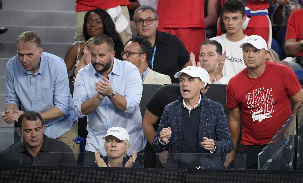 Marián Vajda (vpravo) a ostatní členovia Djokovičovho tímu sledujú finálový zápas proti Rafaelovi Nadalovi.