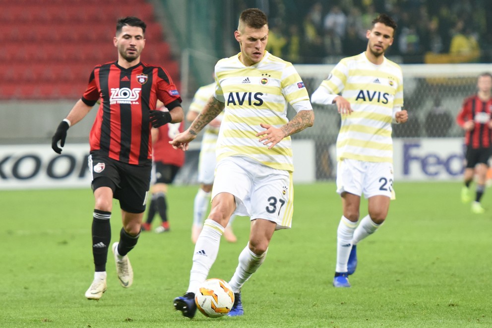 Kubilay Yilmaz (vľavo) a Martin Škrtel v zápase 6. kola skupiny D Európskej ligy medzi FC Spartak Trnava - Fenerbahce Istanbul vo štvrtok 13. decembra 2018 v Trnave.