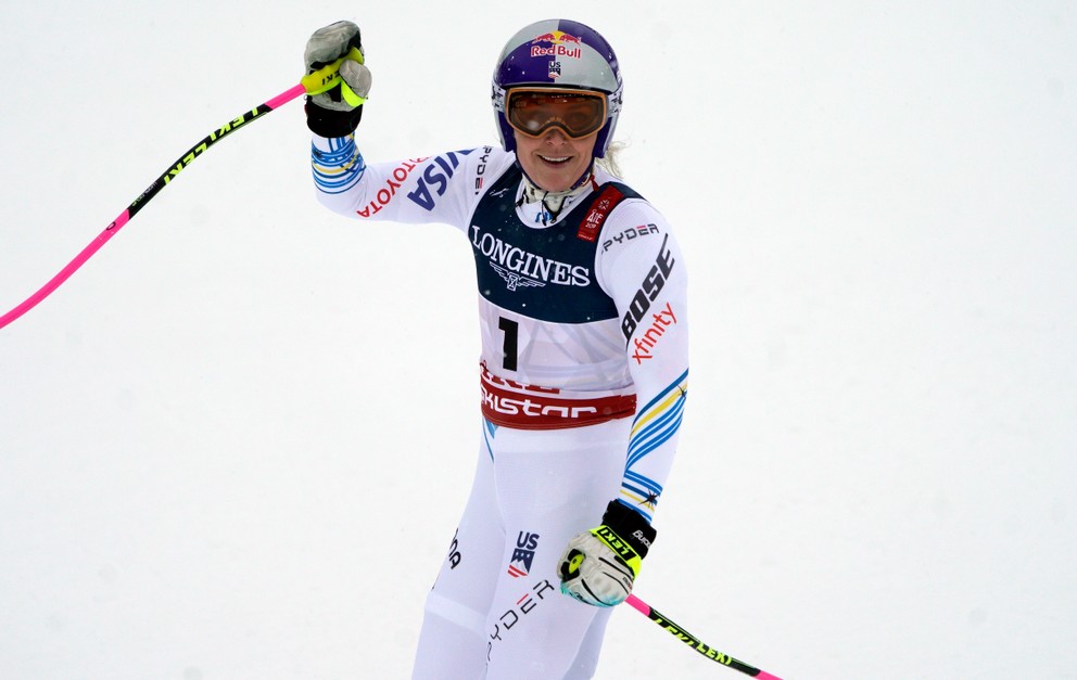 Lindsey Vonnová máva fanúšikom po kombinačnom zjazde na MS v lyžovaní 2019.
