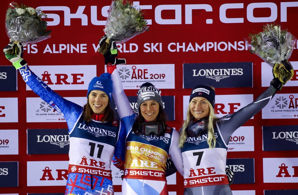 Zľava strieborná Petra Vlhová, zlatá Wendy Holdenerová a bronzová Ragnhild Mowinckelová v alpskej kombinácii. 