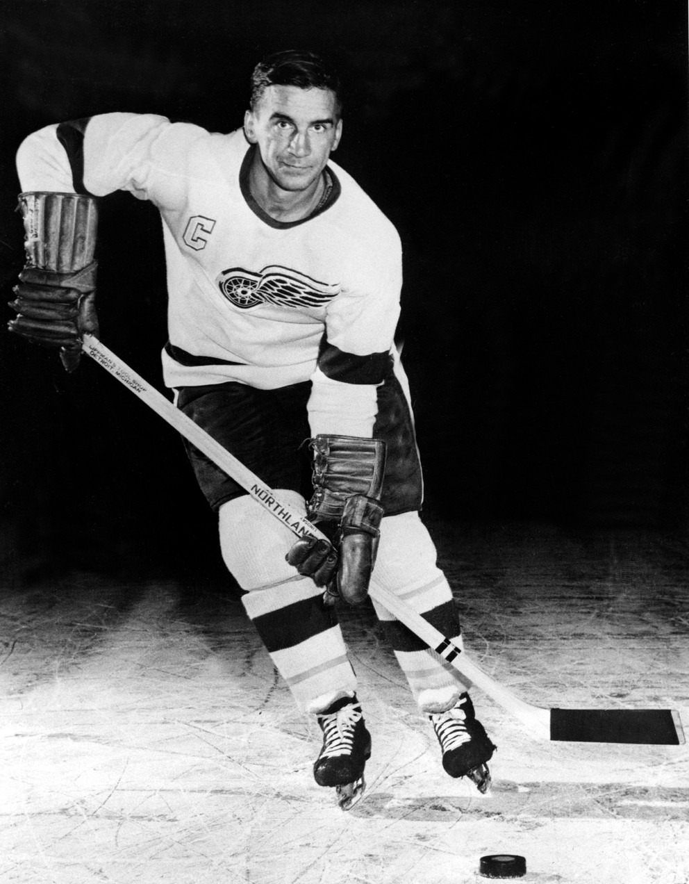 Na archívnej snímke z roku 1956 pózuje hokejista Detroitu Red Wings Ted Lindsay.